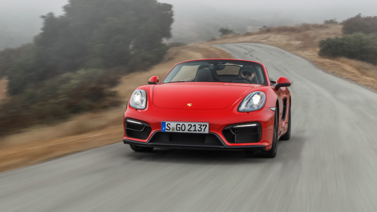 Μία 79χρονη βγήκε να οδηγήσει την Porsche της και την… τσάκωσαν να τρέχει με 236 χλμ/ώρα